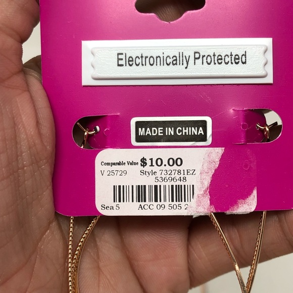 District LA Teardrop Twisted Hoops - Picture 7 of 7